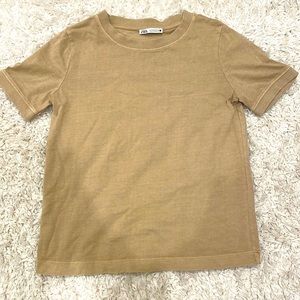 Beige Zara t shirt, and size medium.